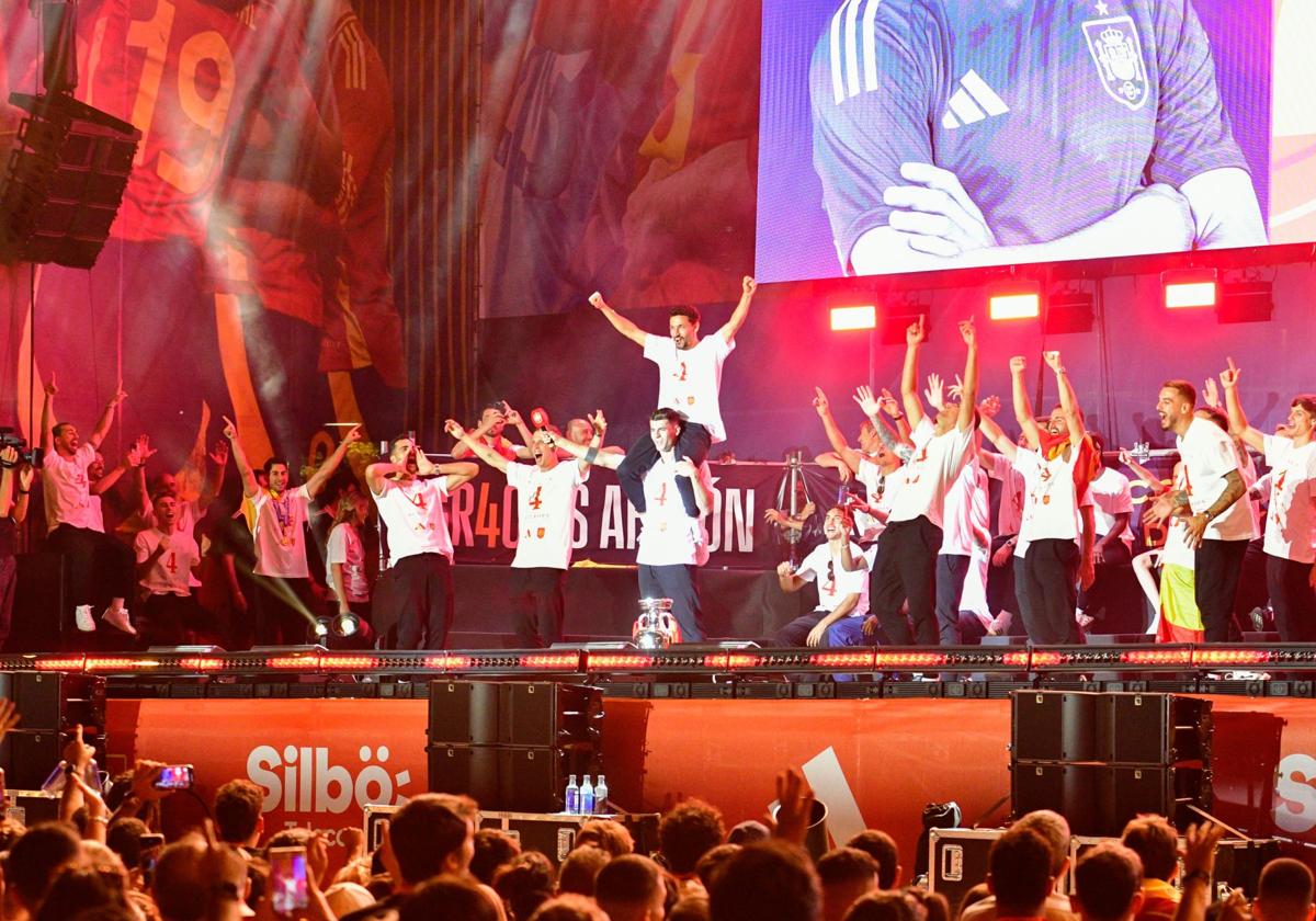 La selección española de fútbol celebra su victoria en la Eurocopa con una gran fiesta.