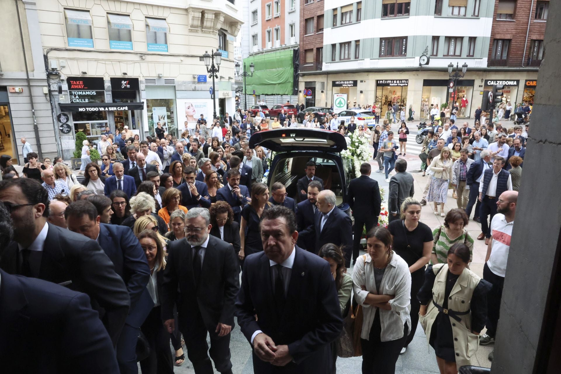 Multitudinario adiós en Oviedo a José Manuel Suárez Bocero