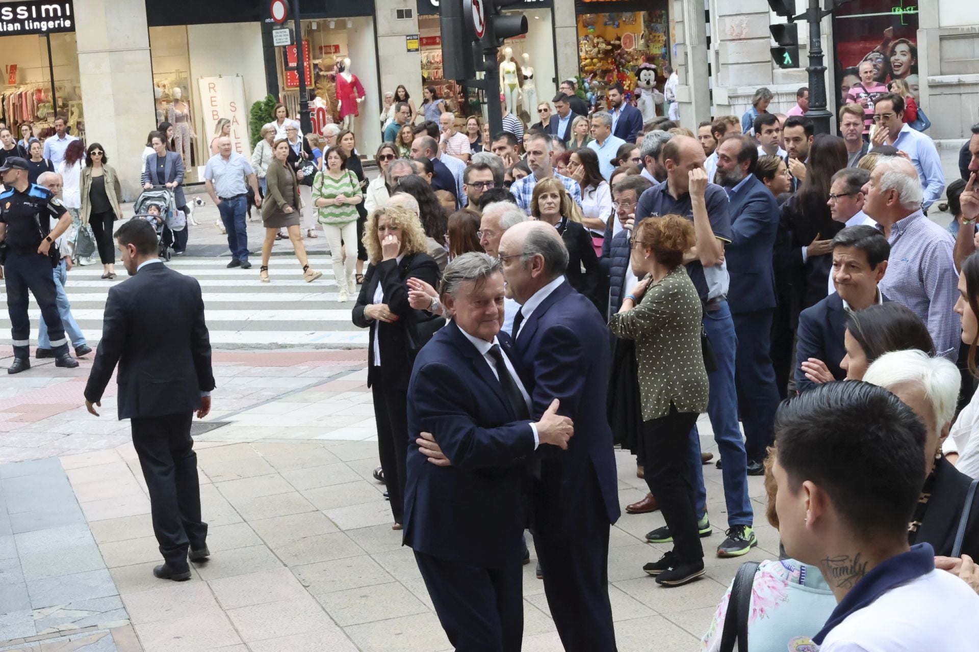 Multitudinario adiós en Oviedo a José Manuel Suárez Bocero