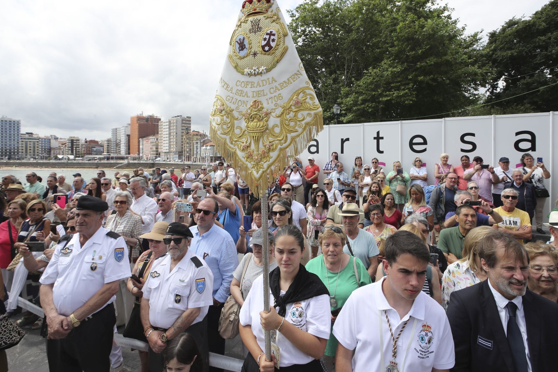 Gijón celebra la ofrenda floral del Carmen más especial