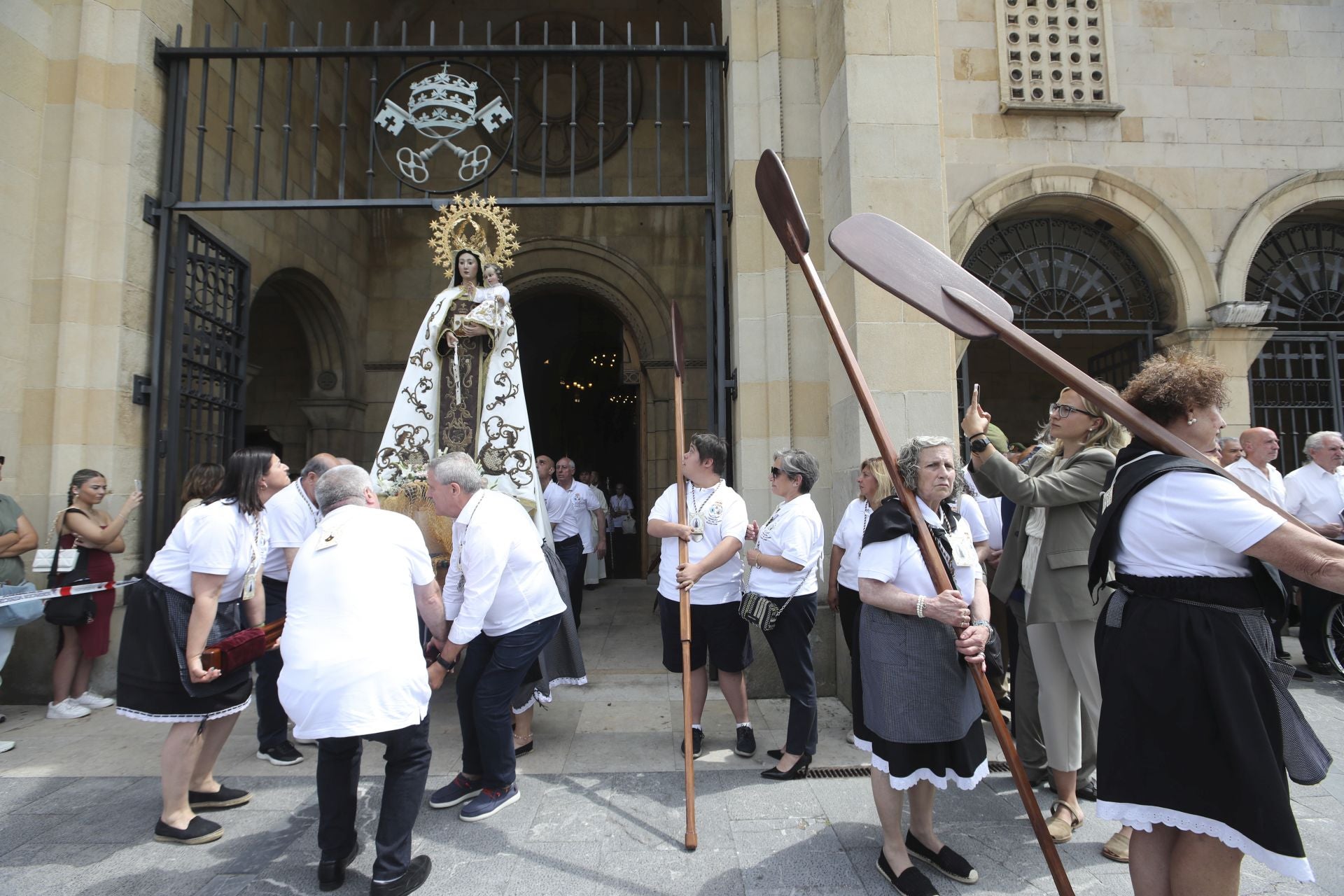 Gijón celebra la ofrenda floral del Carmen más especial