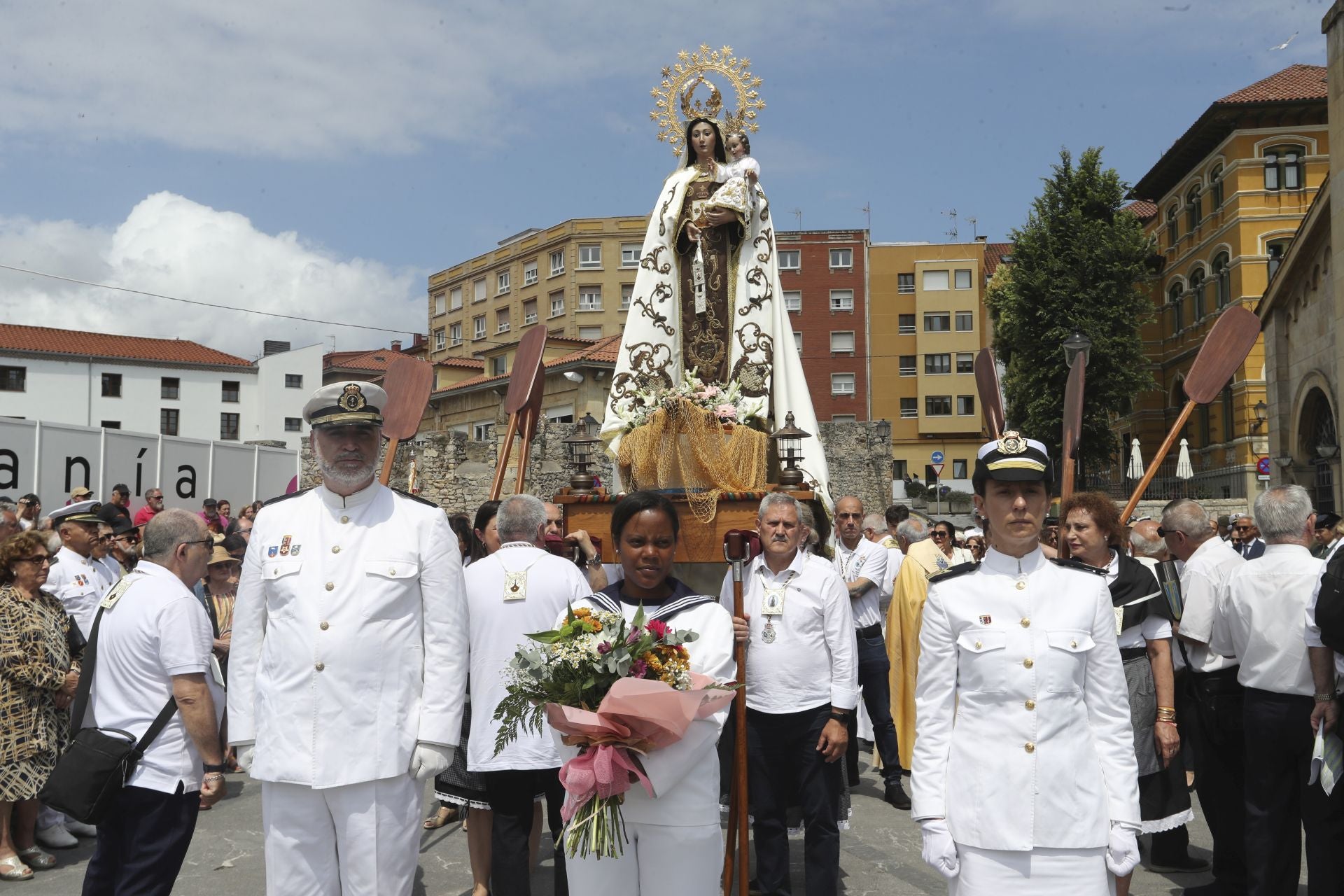 Gijón celebra la ofrenda floral del Carmen más especial