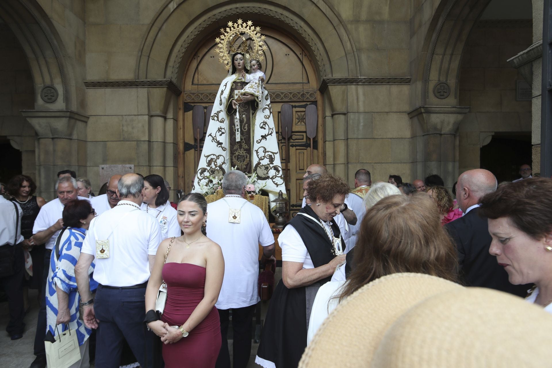 Gijón celebra la ofrenda floral del Carmen más especial