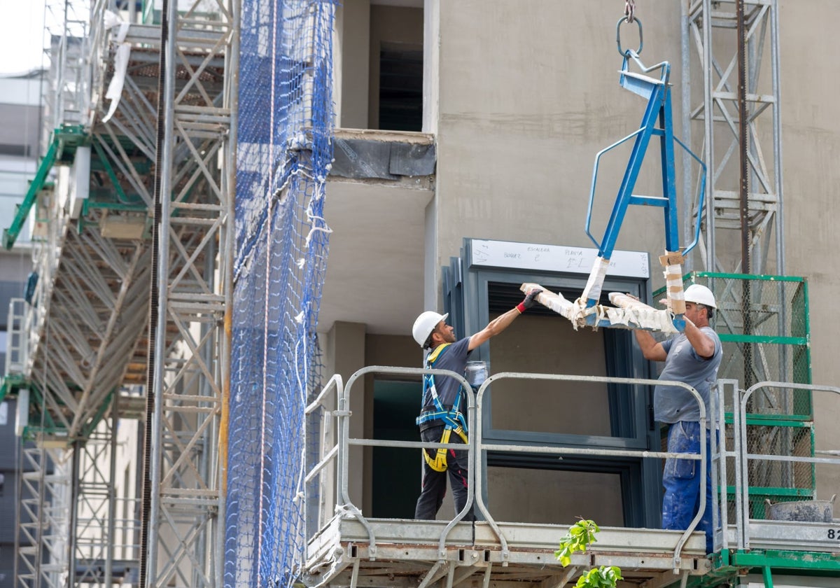 Obreros trabajan en una construcción.