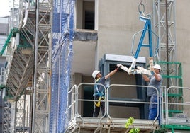 Obreros trabajan en una construcción.