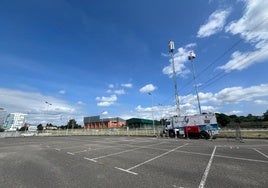 Zona de estacionamiento en el Mercado de Ganados de La Pola, donde se encuentra la entrada al prau de La Sobatiella.