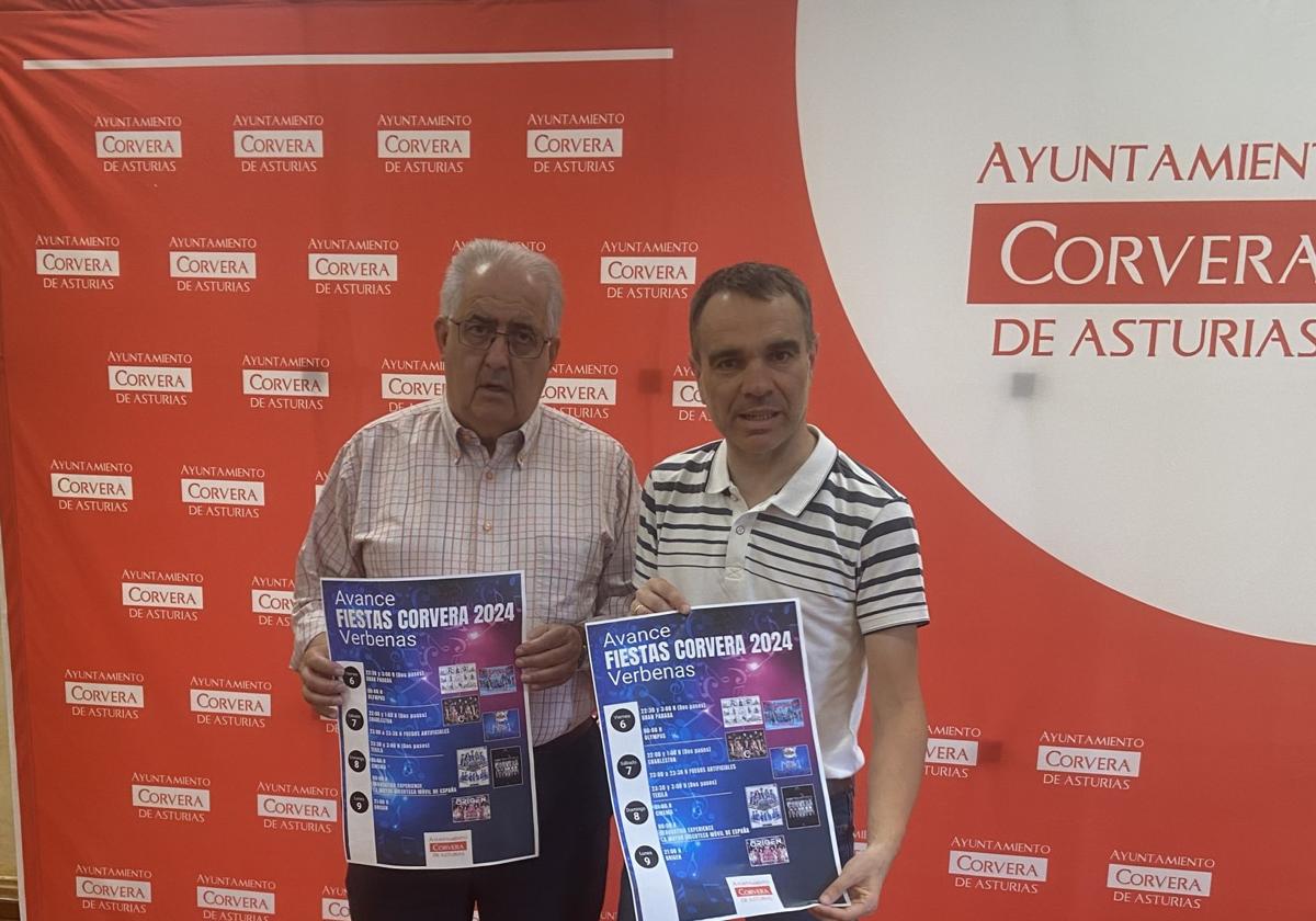 Rafael Alonso e Iván Fernández con el cartel de las orquestas.