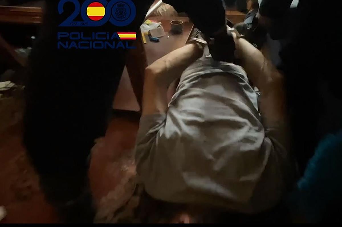 Imagen secundaria 1 - 1) Material sustraído incautado por la Policía. 2) Uno de los arrestados, en el momento de su detención. 3) Objetos robados que escondían en la casa okupaa en la que se encontraban.