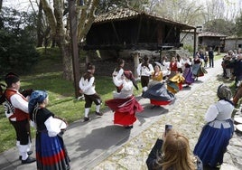 La Asociación de Coros y Danzas Jovellanos, durante la visita al Museo del Pueblo de Asturias, en marzo.