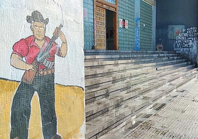 Escaleras de acceso a la Sindical limpias y libres de enseres.