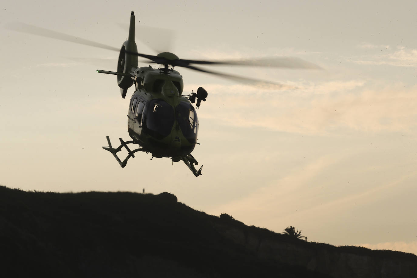 Evacúan a un hombre que sufrió una caída en la playa de Serín