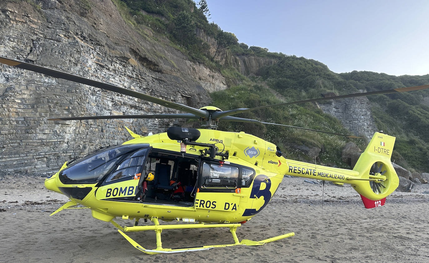 Evacúan a un hombre que sufrió una caída en la playa de Serín