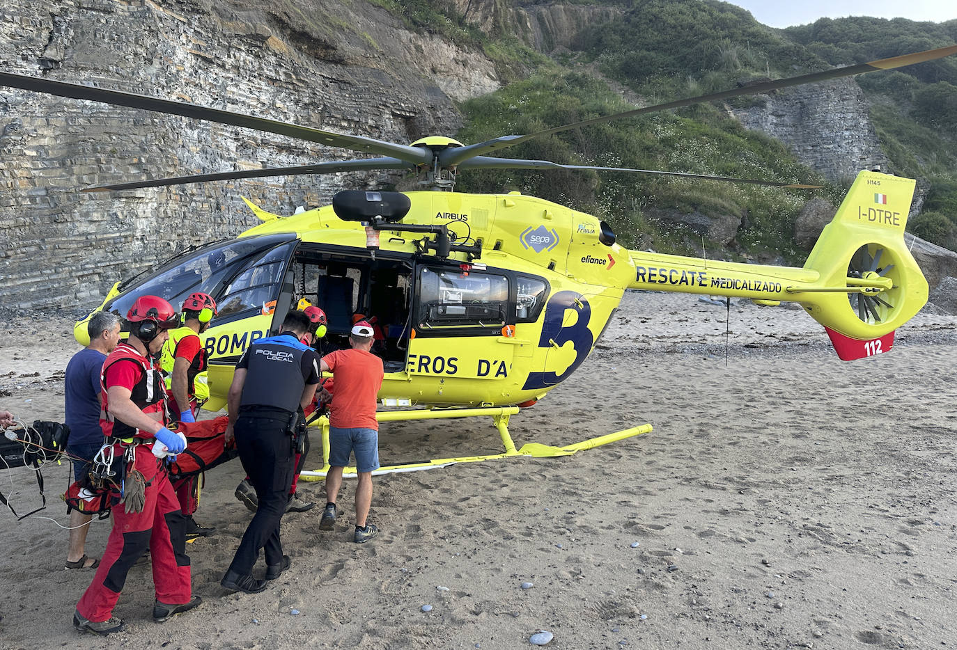 Evacúan a un hombre que sufrió una caída en la playa de Serín