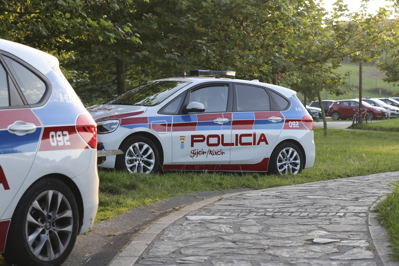 Evacúan a un hombre que sufrió una caída en la playa de Serín