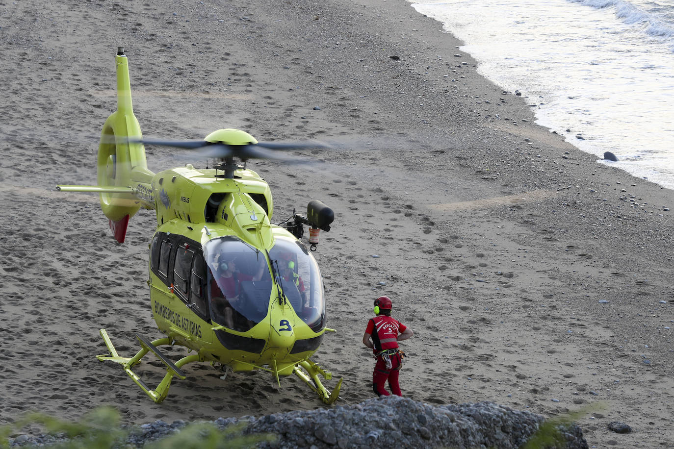 Evacúan a un hombre que sufrió una caída en la playa de Serín