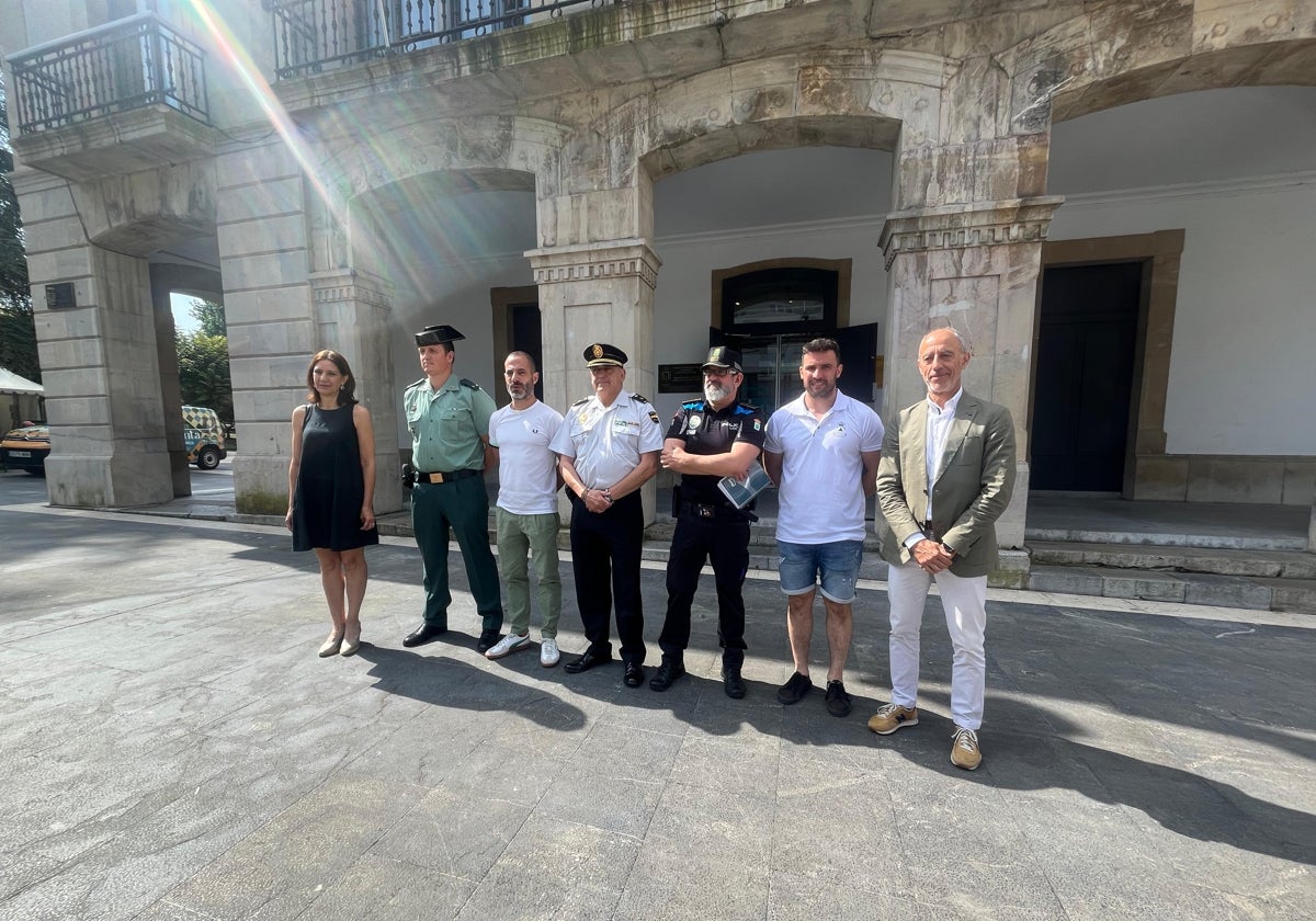 Responsables de las fuerzas y cuerpos de seguridad de Estado, con la Policía Local, Protección Civil, miembros del equipo de gobierno local, y el alcalde de Siero, este jueves.