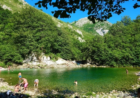 Bañistas en la Olla de San Vicente.