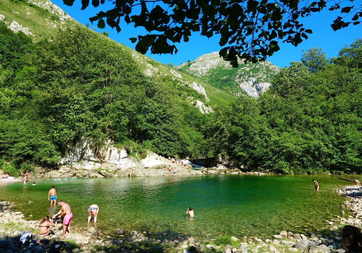 Bañistas en la Olla de San Vicente.