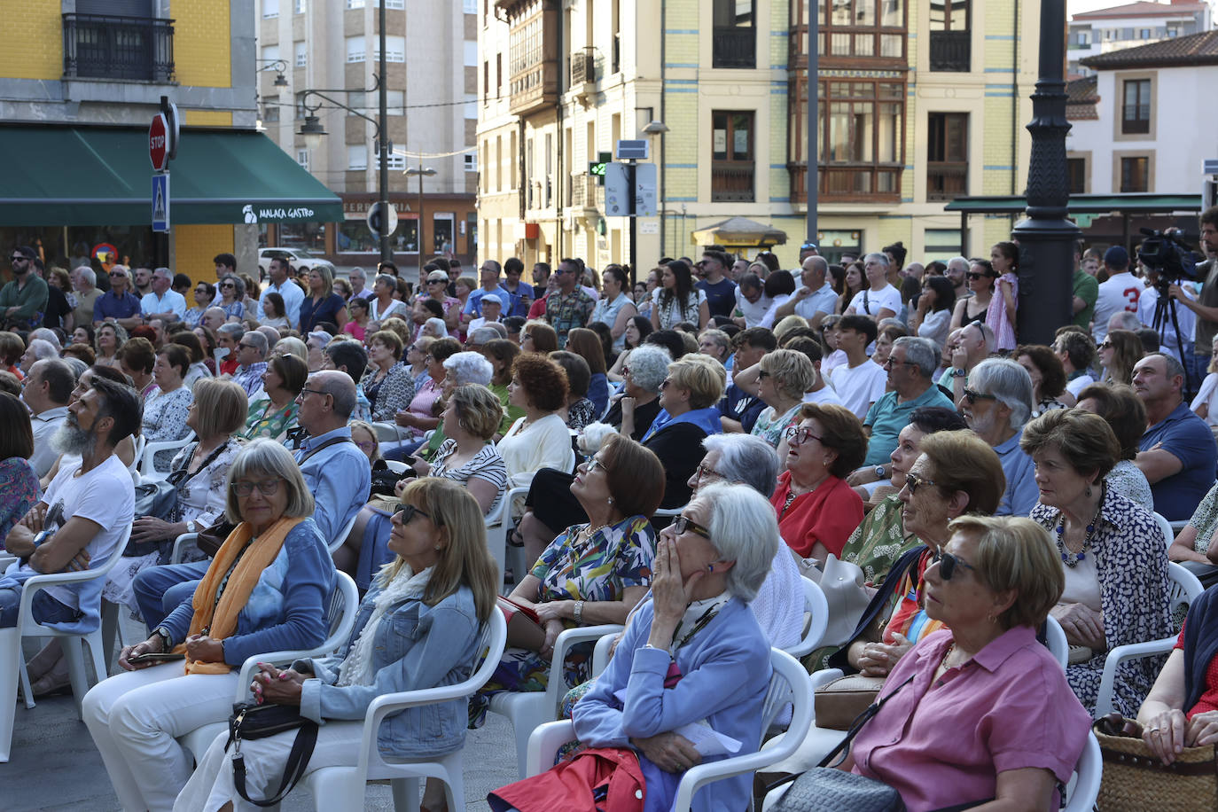 El Pregón marca el inicio de unas fiestas del Carmín multitudinarias