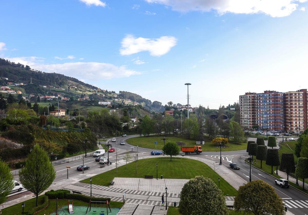 La glorieta de Luis Oliver, entre la falda del Naranco y Pando, que será ampliada por el Principado con un nuevo ramal desde la AS-II.