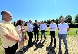 Responsables del PP en Bañugues, ayer.