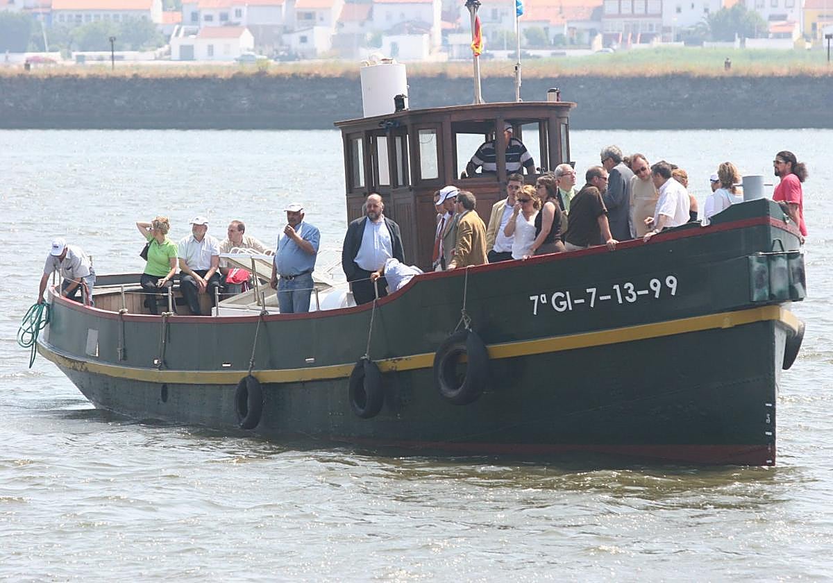 Primeros paseos en el antiguo remolcador 'Vaporín' en 2005 tras sus rehabilitación.