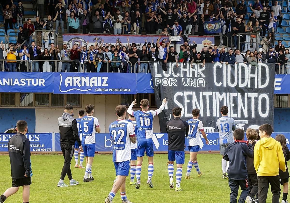 Los jugadores del Avilés agradecen el apoyo de la grada.