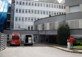 Dos ambulancias en el acceso a Urgencias del Hospital de Cabueñes.