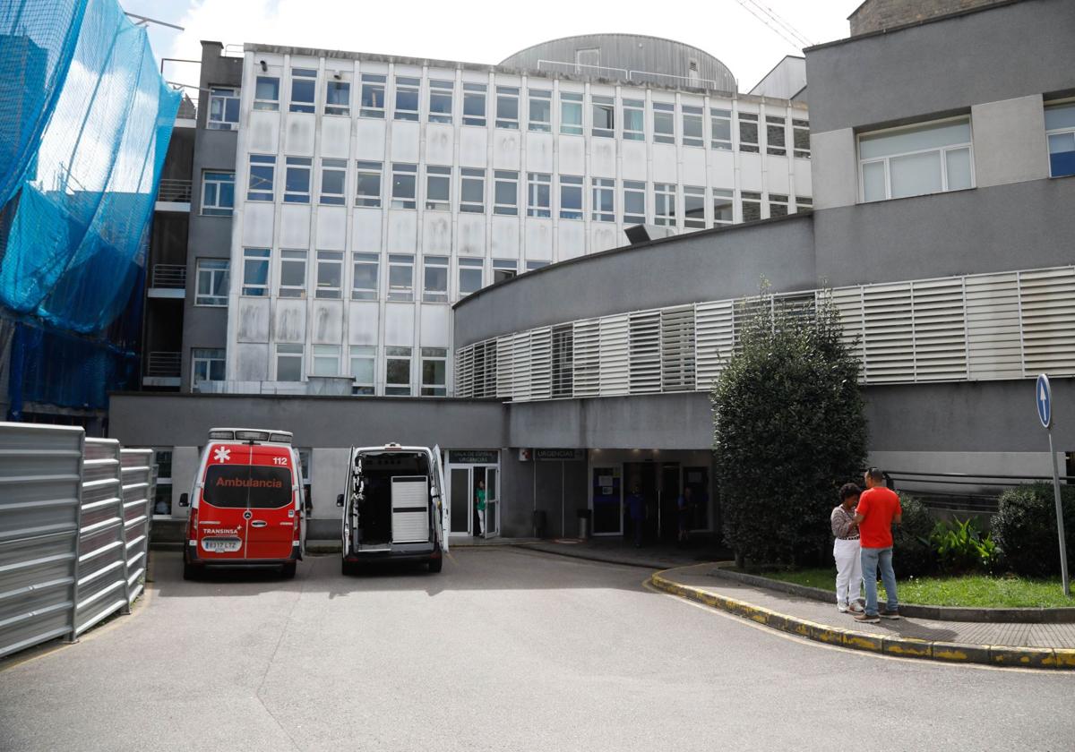 Dos ambulancias en el acceso a Urgencias del Hospital de Cabueñes.