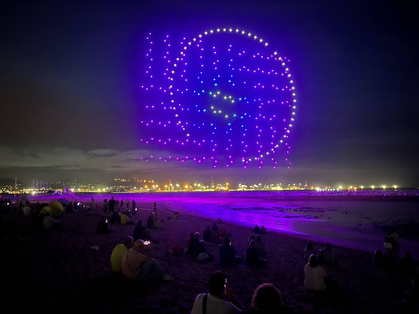 La magia de los drones hechiza el cielo de Gijón