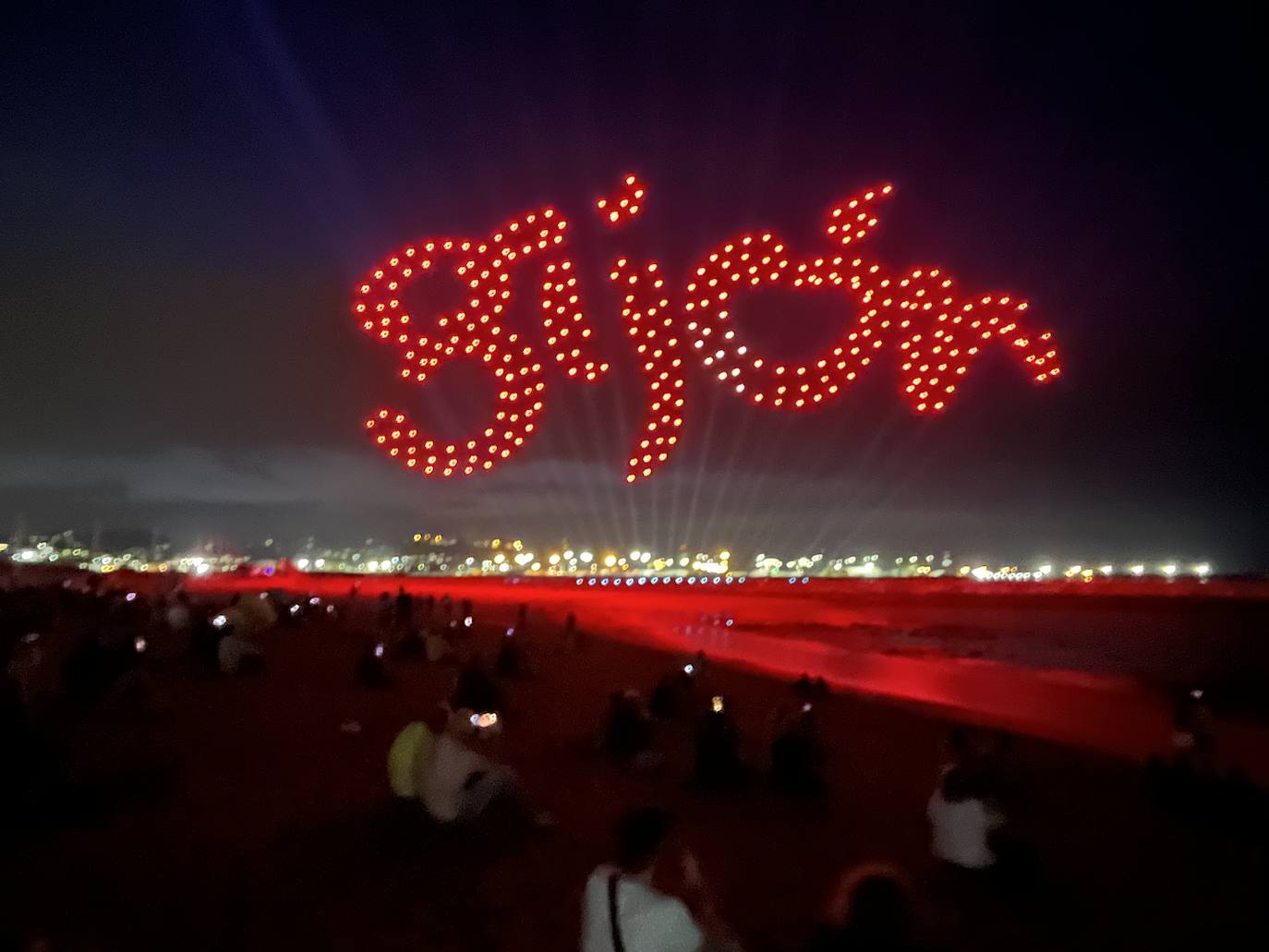 La magia de los drones hechiza el cielo de Gijón