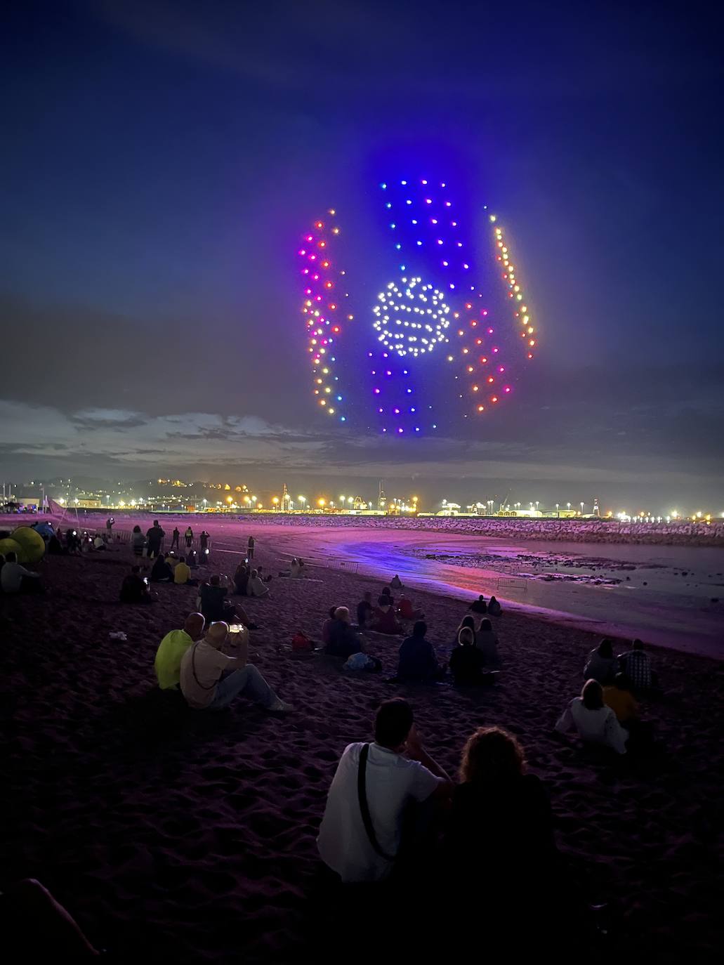 La magia de los drones hechiza el cielo de Gijón