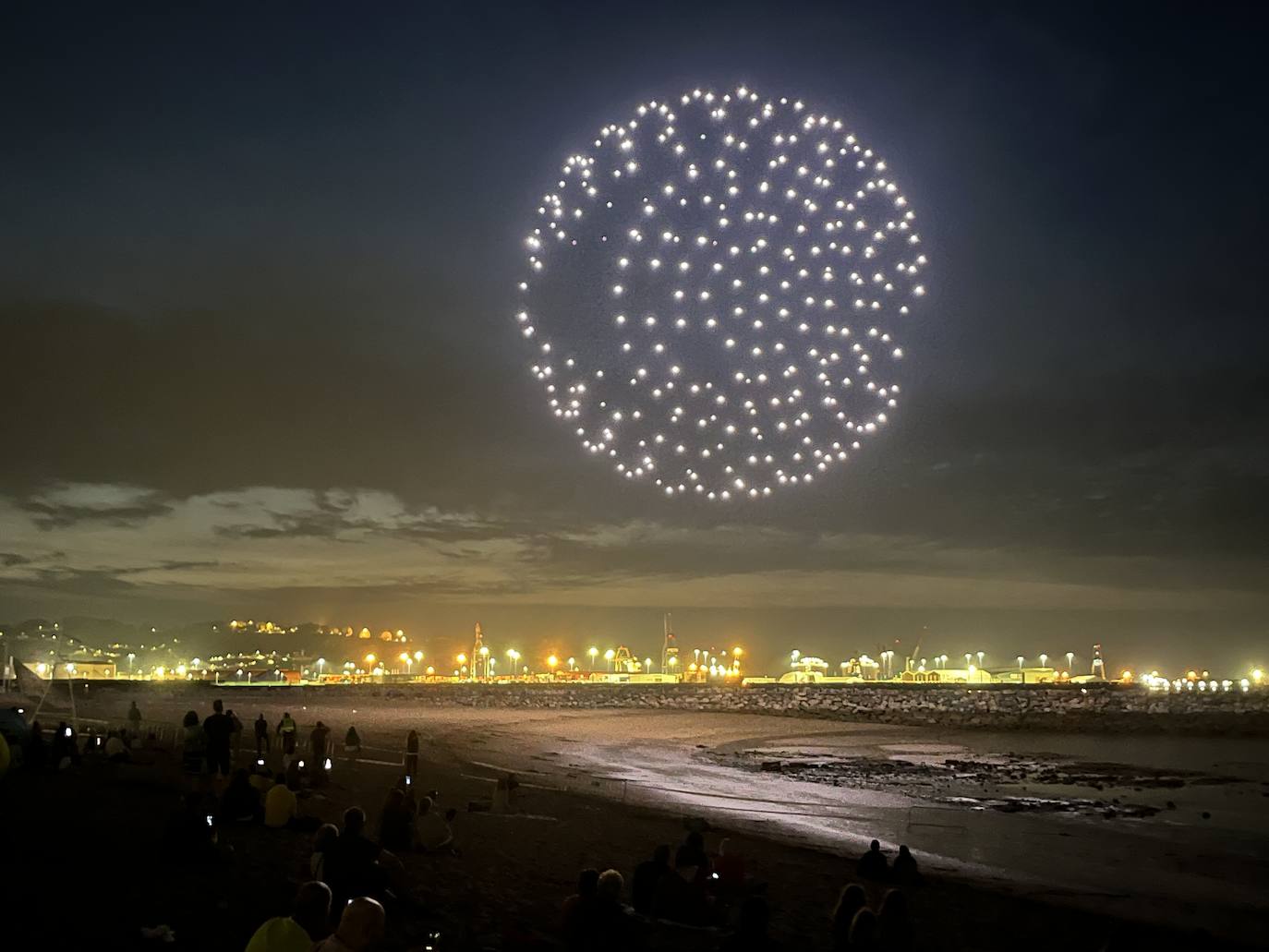 La magia de los drones hechiza el cielo de Gijón