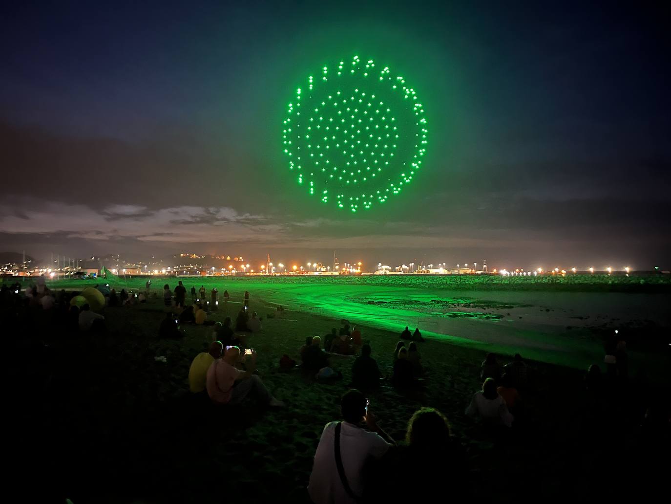 La magia de los drones hechiza el cielo de Gijón