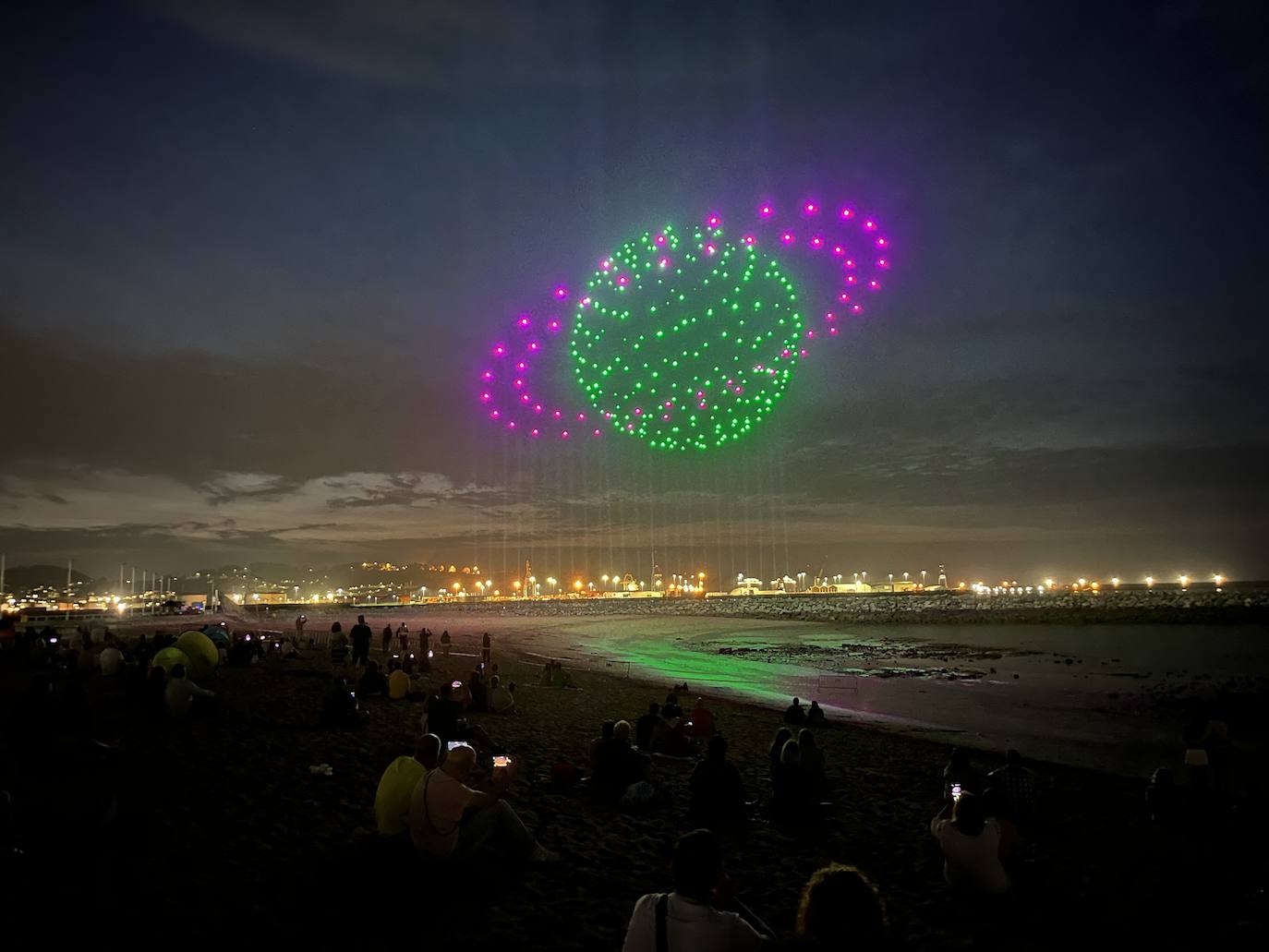 La magia de los drones hechiza el cielo de Gijón