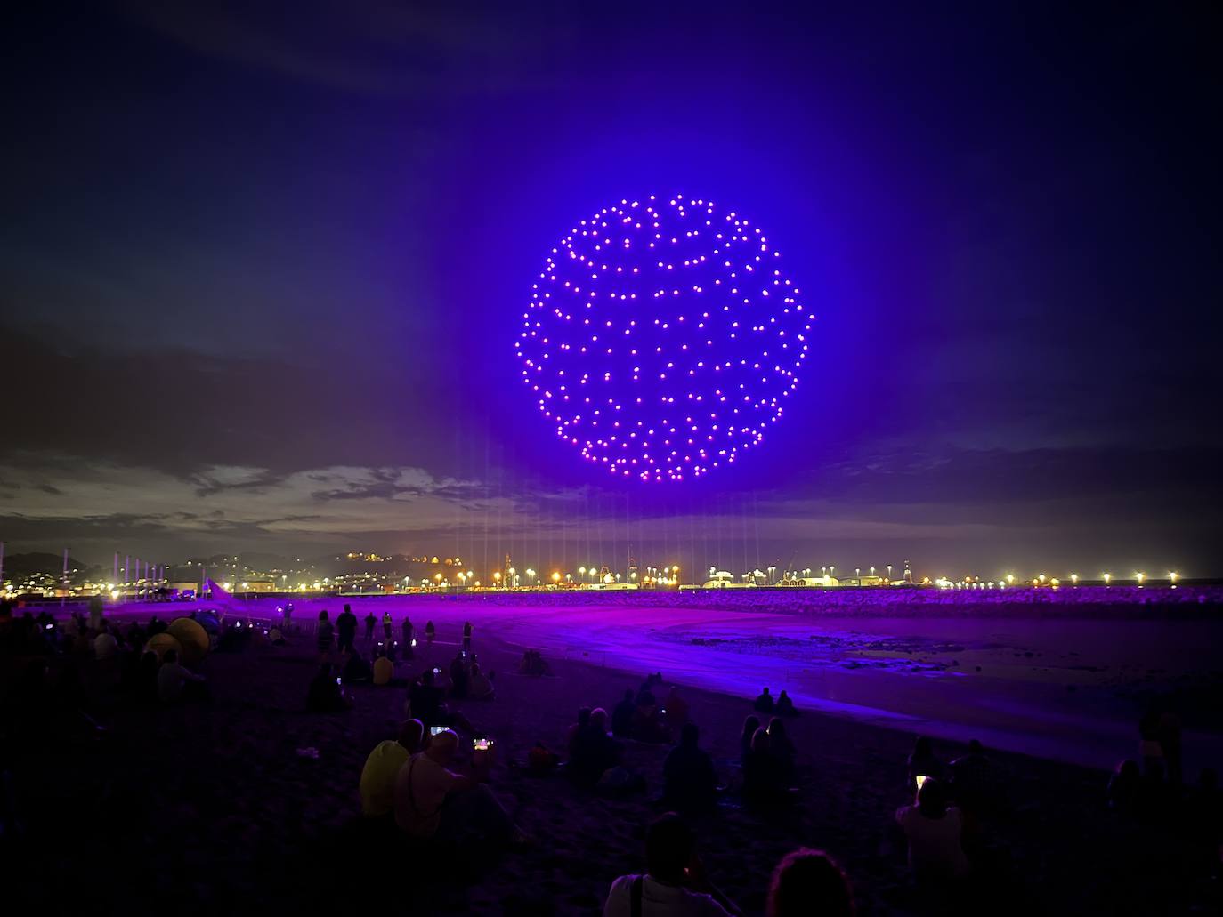 La magia de los drones hechiza el cielo de Gijón