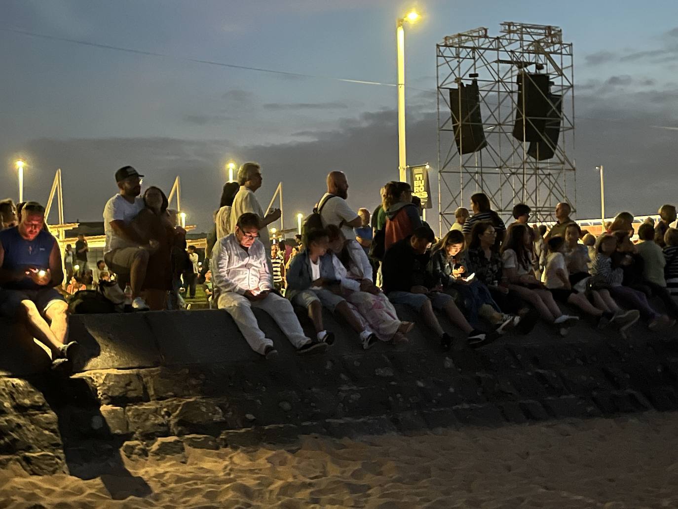 La magia de los drones hechiza el cielo de Gijón