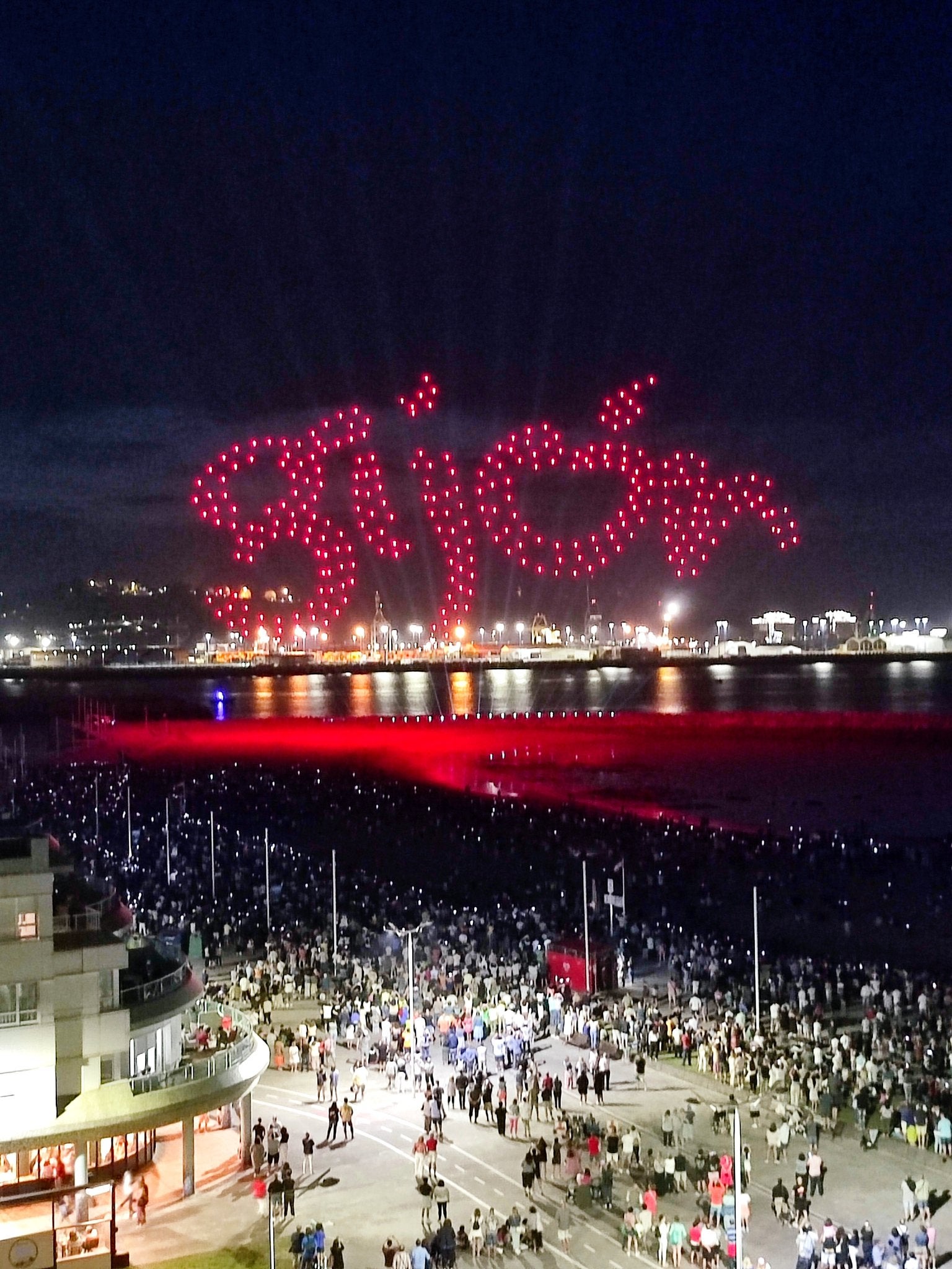 La magia de los drones hechiza el cielo de Gijón