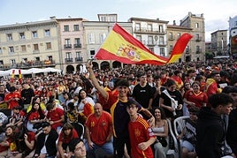 Miles de personas acudieron a El Parche y a las calles de Avilés para ver la final de la Europa.