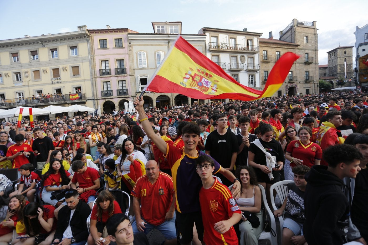Miles de personas acudieron a El Parche y a las calles de Avilés para ver la final de la Europa.