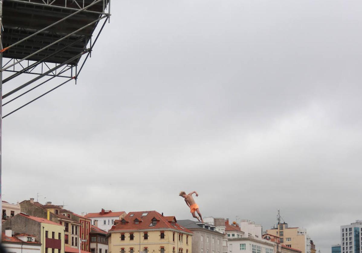 Éxito del concurso de saltos &#039;Døds Diving World Tour&#039; en Gijón