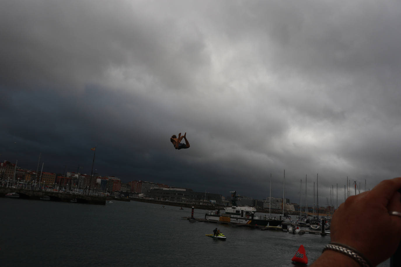 Éxito del concurso de saltos &#039;Døds Diving World Tour&#039; en Gijón