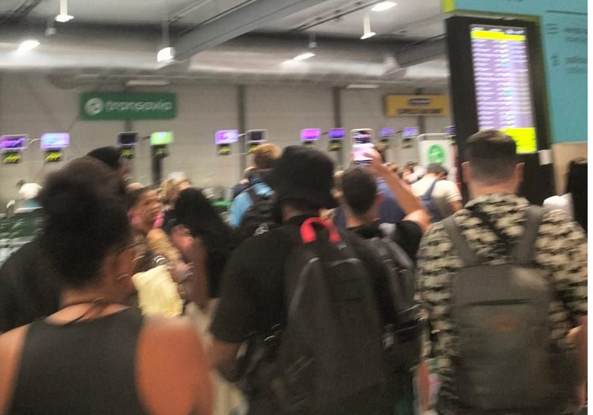 Afectados por el vuelo cancelado, agolpados en el aeropuerto de Lisboa.