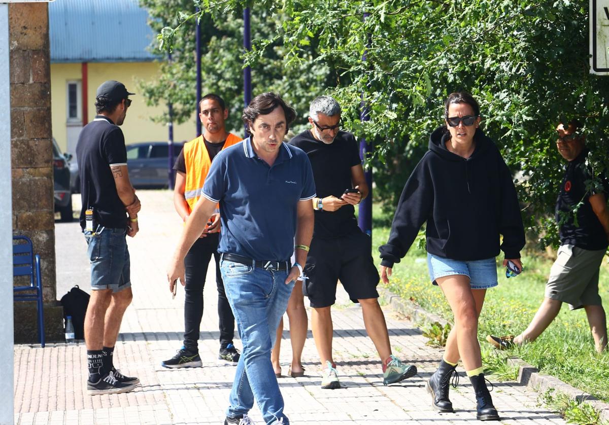 En primer término, el alcalde de Llanera, Gerardo Sanz, junto a miembros de la organización del Boombastic, visiblemente afectados por el trágico accidente.