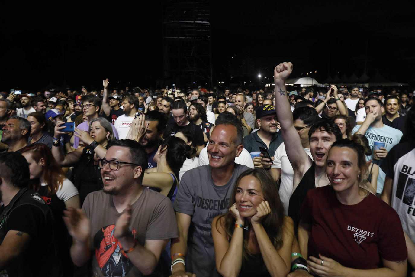 Descendents conquista la ola del Tsunami