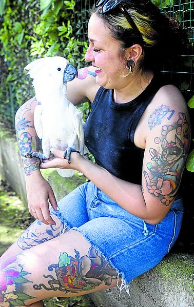 Una visitante con una cacatúa.