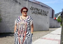 Maite Orozco delante del Centro de Salud de la Corredoria.