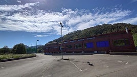 La piscina de Agones continúa cerrada trasvarios años.