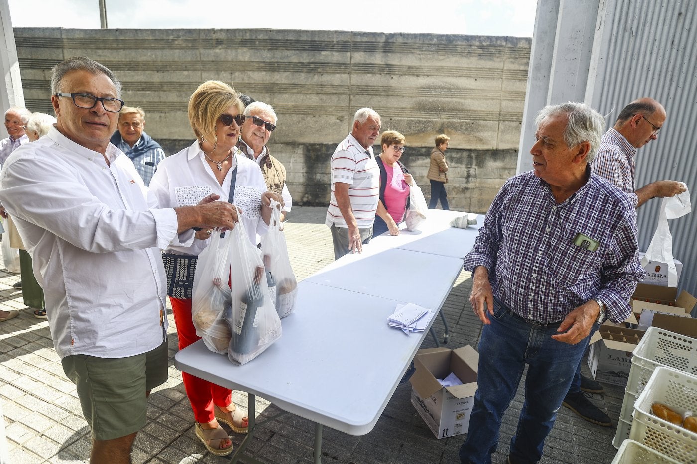 Socios recogen los bollos repartidos por la asociación.