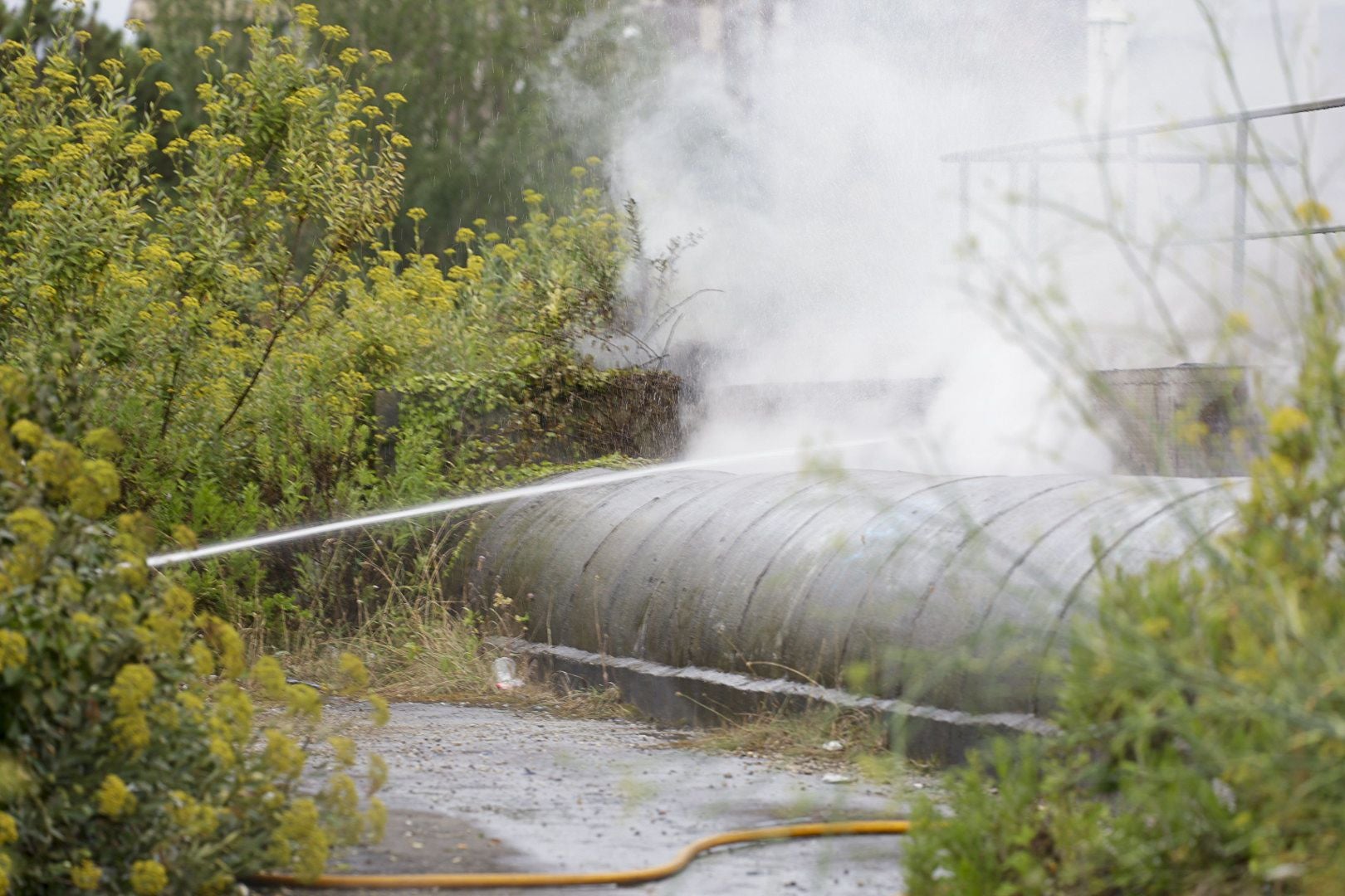 Así fue la complicada extinción del incendio que dejó a Gijón sin luz